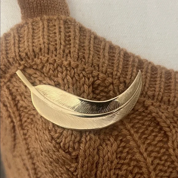 Gold tone Feather Brooch Pin - Elegant Leaf Design - Picture 2 of 2